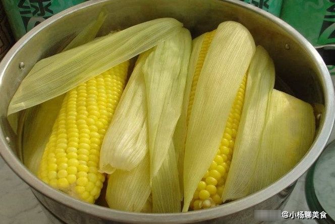 玉米|水煮玉米不要直接下锅，多加“这一步”！玉米鲜嫩多汁又香甜
