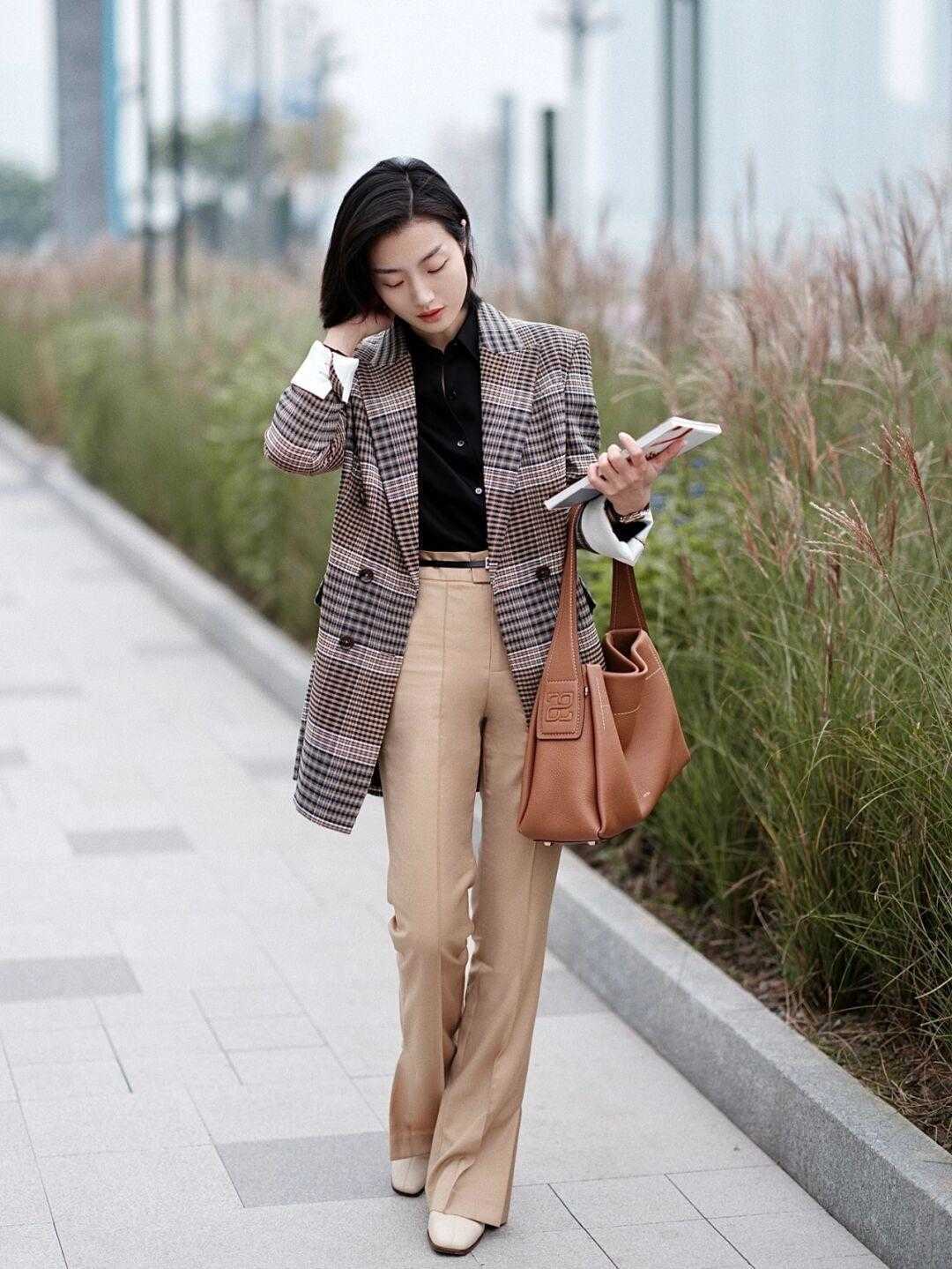 白色衬衫 冬季通勤怎么穿?看看这些干练知性的穿搭方式,日常实用不挑人