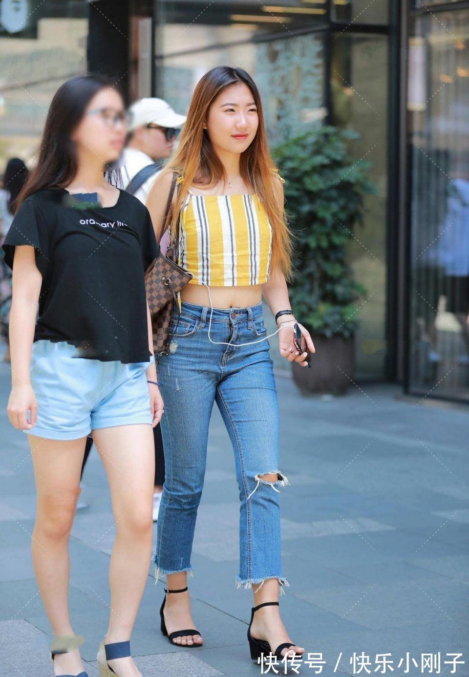 牛仔裤|喜欢喝奶茶的气质美女,虽然她很普通,但是她的气质确实很高级