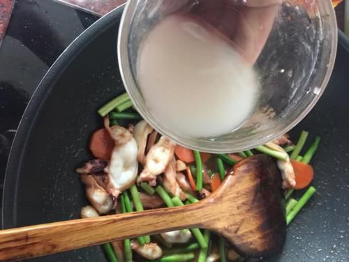 胡萝卜片|炒蒜苔，焯水还过油？其实都不对，这样做翠绿又鲜嫩