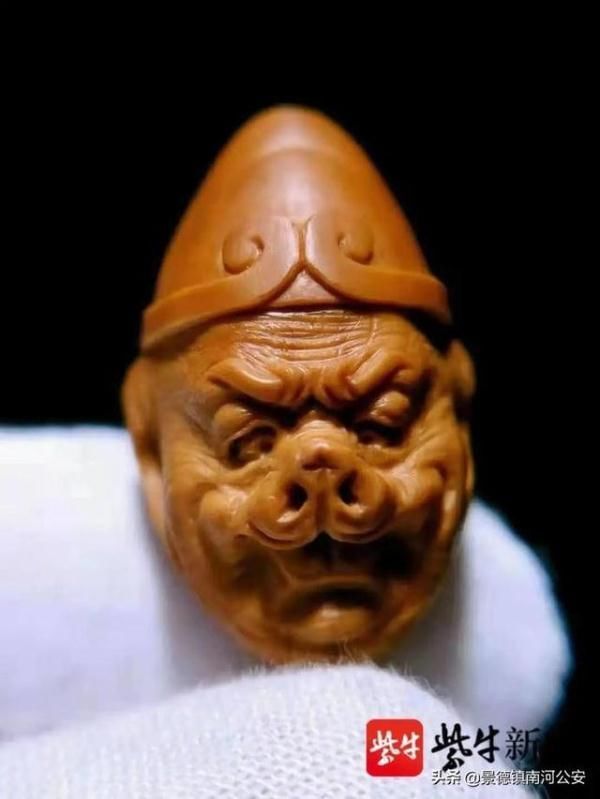 新闻记者|一套卖1.8万!“00后”大学生橄榄核雕西游记走红网络