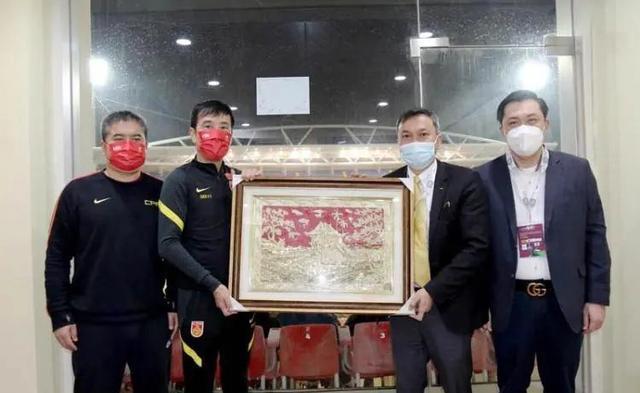 中国男足|翘着二郎腿会见越南足协主席!中国足协领导送礼物,赛前太高调