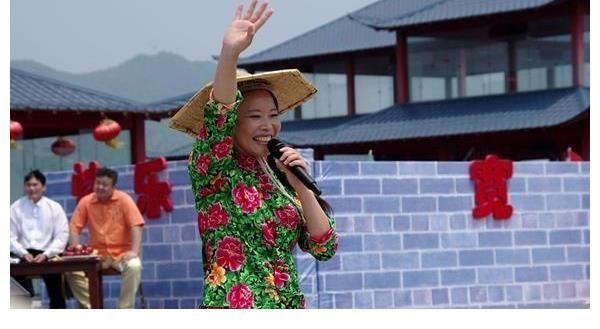 草帽姐的堕落史:从一夜爆红荣登春晚到销声匿迹,她究竟做了什么