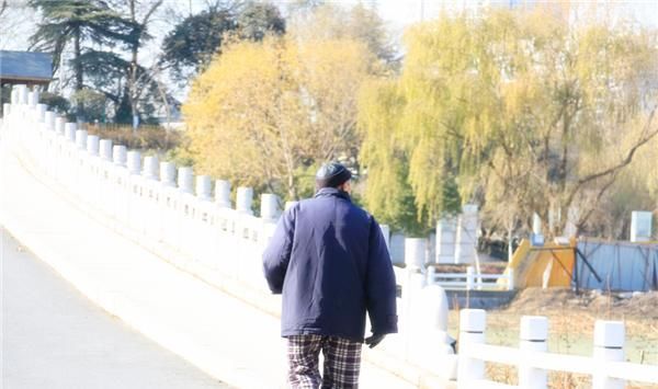 60歲后的男人，如果還能堅持做3件事，說明身體杠杠的，還沒老