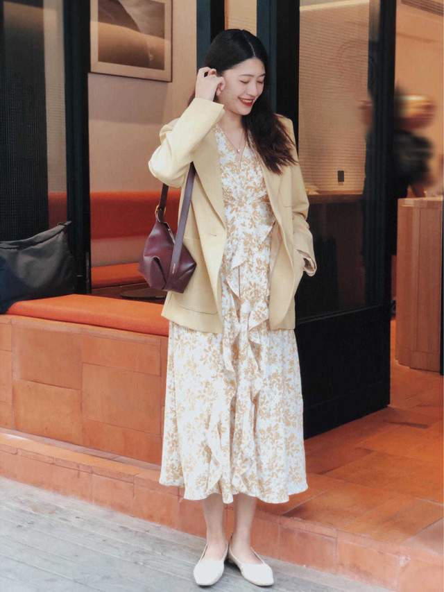 时尚博主|初秋,梨形身材和成熟脸怎么穿?浅蓝色西服搭配连衣裙,温柔优雅