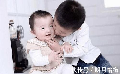 闺蜜|二胎家庭是鸡飞狗跳，还是相亲相爱，父母态度是关键