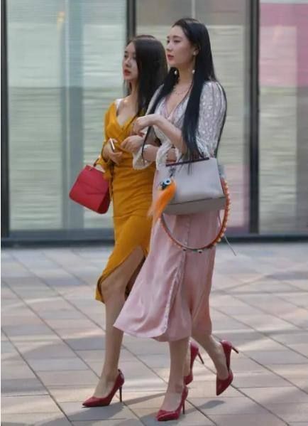 粉色连衣裙搭配红色高跟鞋,气质满满,仙气十足