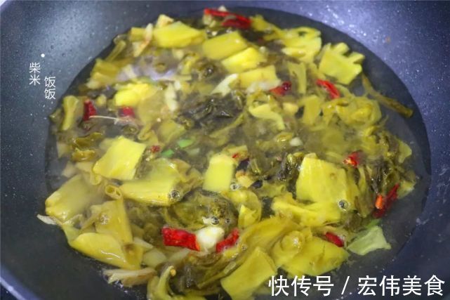 泡椒|我家吃鱼,最喜欢这懒人做法,三种食材一锅炖,出锅连汤也不剩