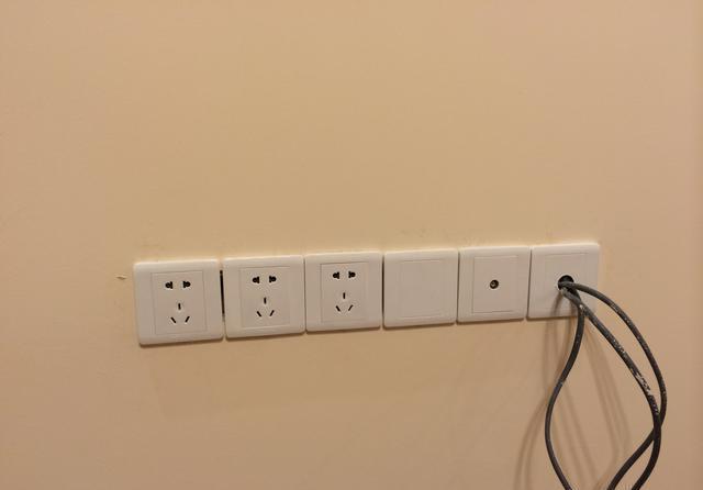 小灵儿|究竟是先贴墙砖还是先装插座?看看老师傅是怎么说的