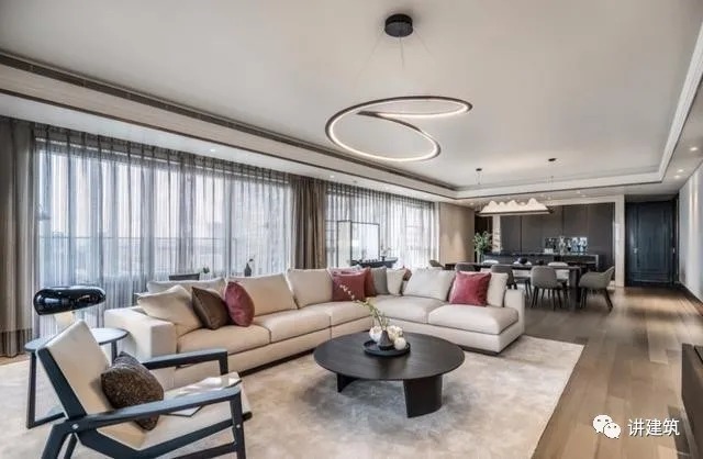 背景墙|客厅沙发靠墙放就太土气了,现在都流行这样做,房子档次翻几倍!