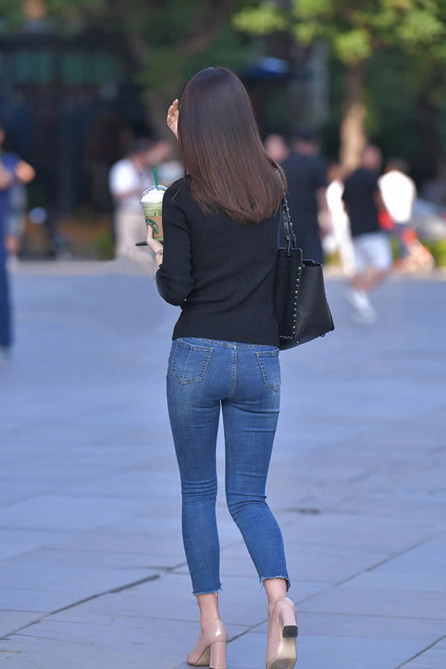 牛仔裤|街拍美女:穿牛仔裤的长腿小姐姐,独具时尚魅力