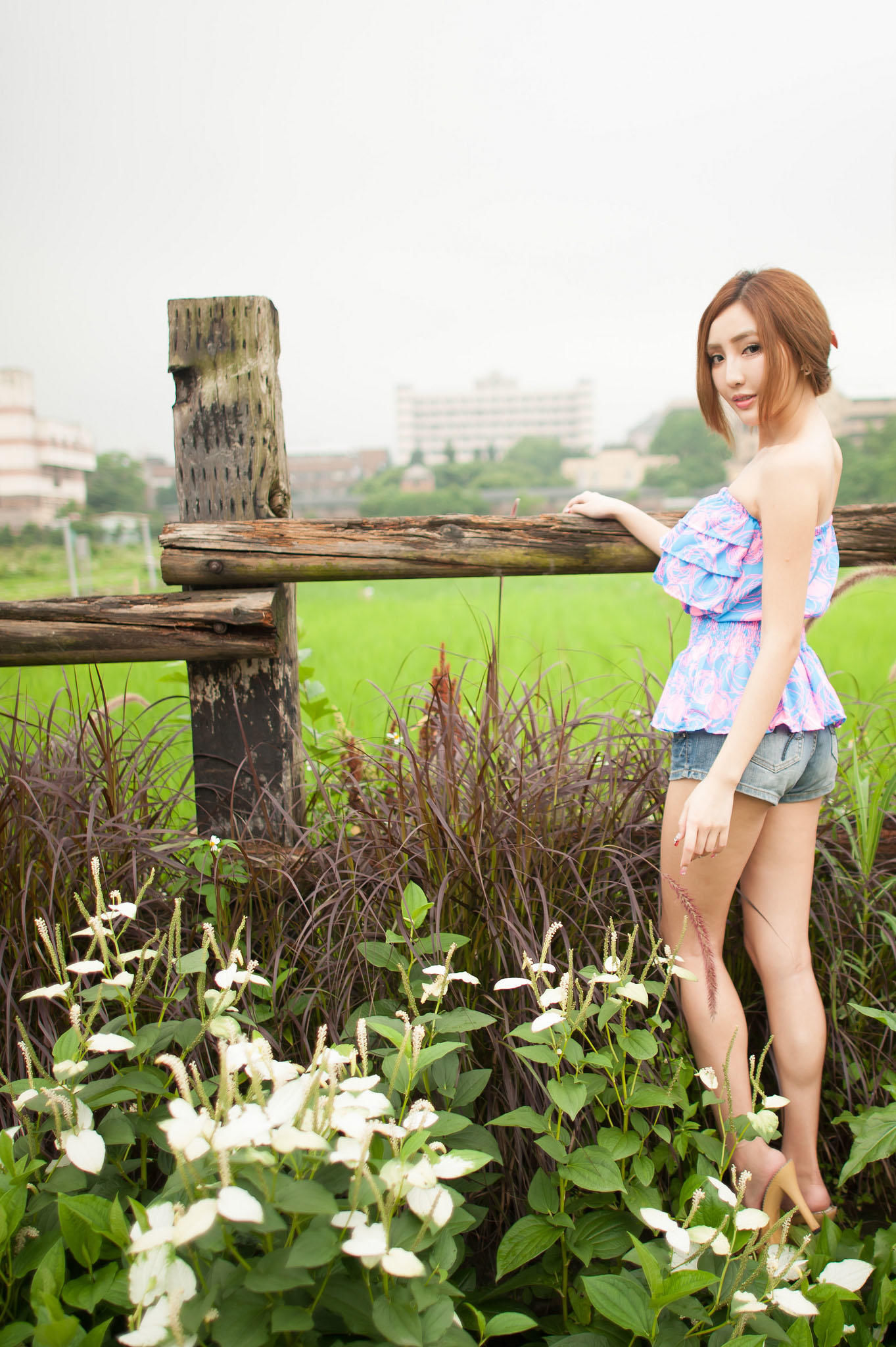 美女把普通牛仔短裤这样一搭配，顿时让人眼前一亮，简直美极了