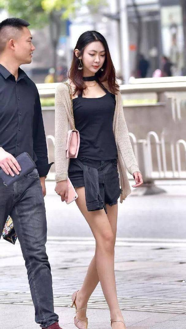 连衣裙|街拍美女:小姐姐身上穿的黑色的连衣裙,精致小巧,亮眼出街