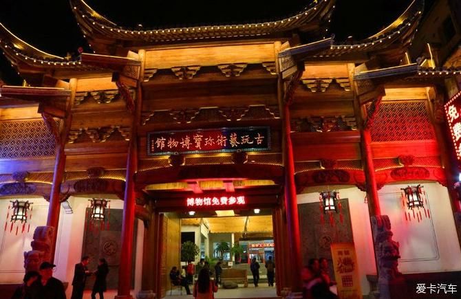  屯溪老街，红红火火