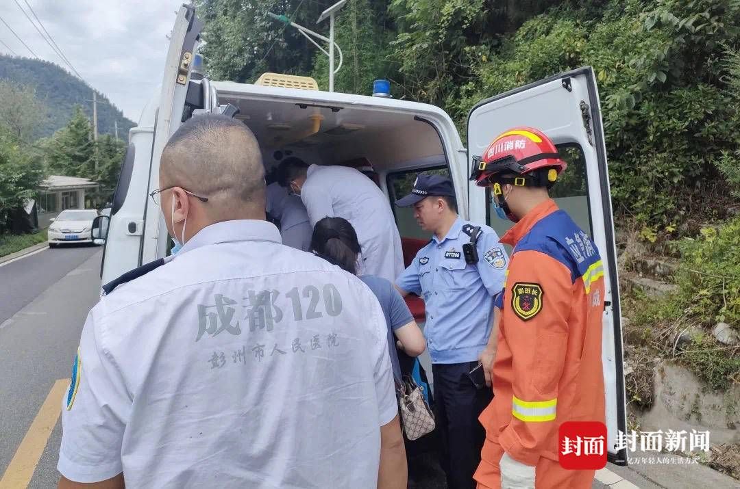 大石|河堤大石压住男孩小腿 民警帮忙紧急救援