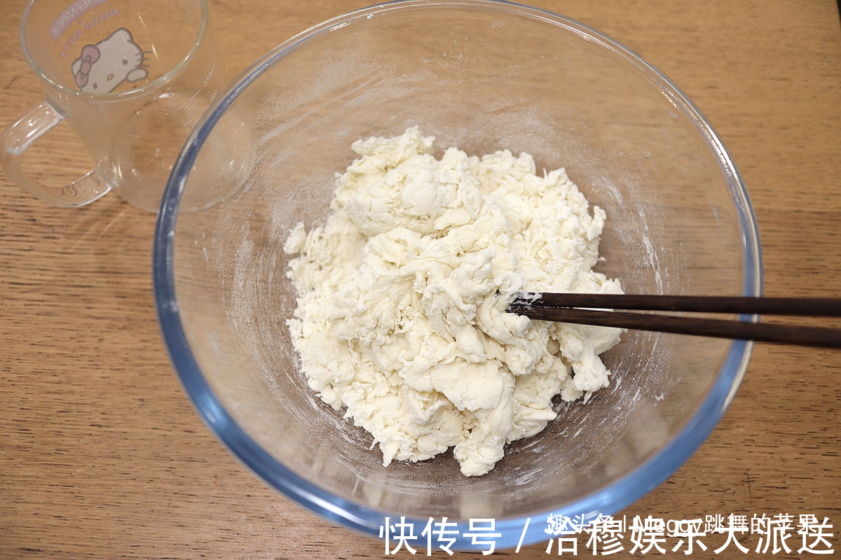 别争了！外酥里嫩的葱花饼，凉水还是热水揉面跟我学，全会了