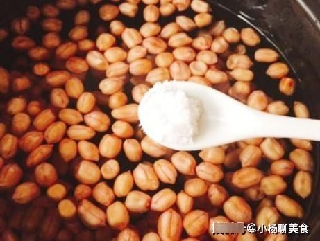 花椒粒|水煮花生米好吃有技巧,多加1个步骤,花生米入味更光亮,不发黑
