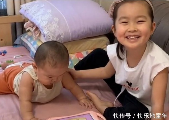 姐弟|姐姐把弟弟“当马骑”,被妈妈发现后表情亮了,网友:打弟要趁早