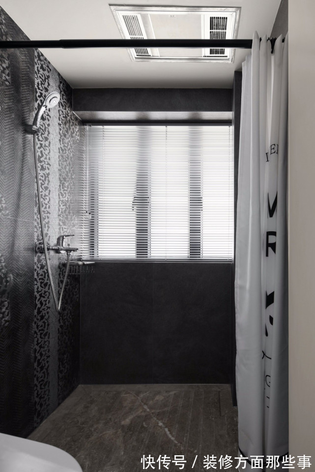 玄关|50平现代一居室,进门区域的玄关与内部空间形成了鲜明的对比