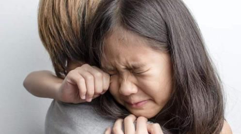 女儿|“爸爸有人摸我”,当孩子说出这句话时,看看三种爸爸的不同反应
