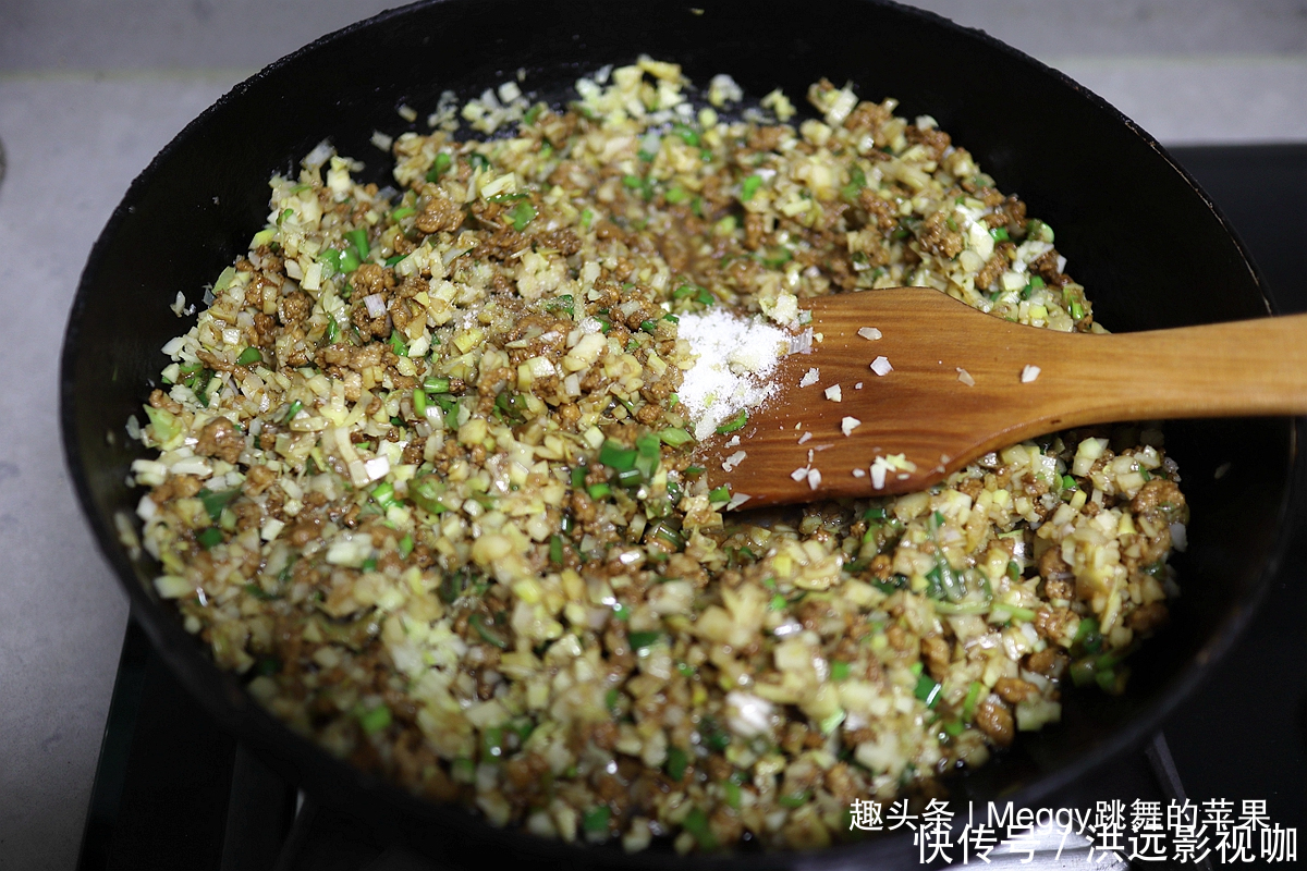  生肉|包饺子用生肉还是熟肉都不对！跟我学一招，生熟肉馅香得捧肚皮