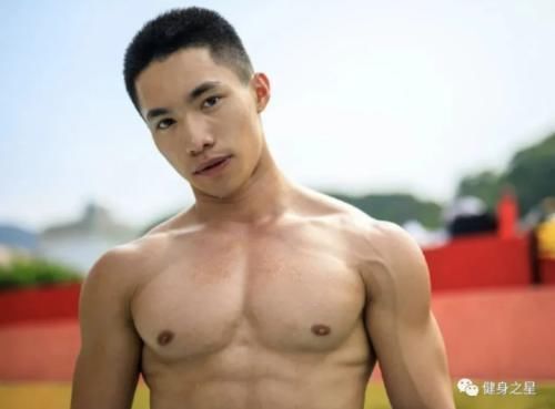 排骨男|23岁高颜值小伙脱衣秀肌肉,粗壮手臂和八块腹肌,这身材我可以