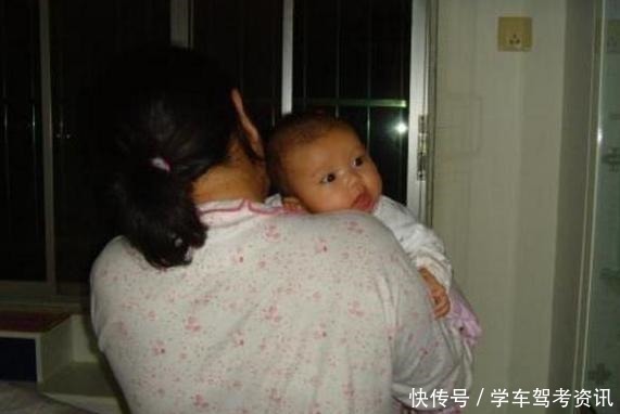 妈妈|趁宝宝睡着,妈妈抢时间吃饭,回头看到孩子表情时,宝妈湿了眼眶!