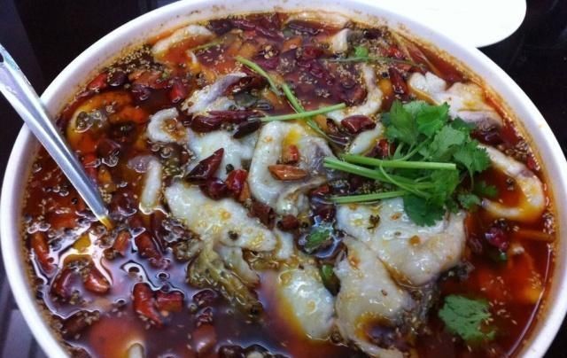 大厨做水煮鱼的秘方,鱼片下锅前,加入这3味腌制,鲜香味美