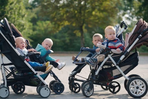 脊柱|宝宝不满这个月龄不建议坐婴儿车,对脊柱有影响,爸妈别大意了