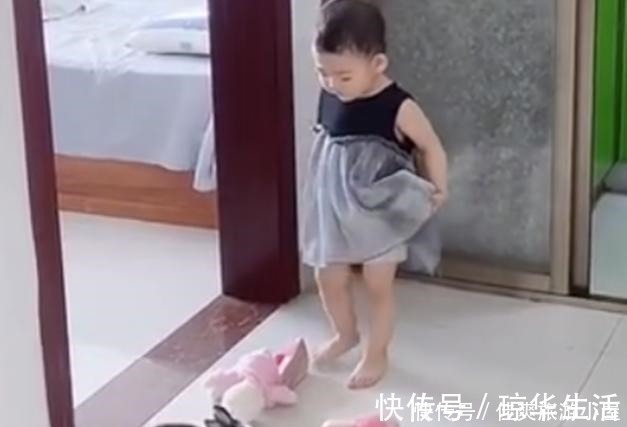 小妹|哥哥写作业,妹妹总去打扰,谁想到连人带兔一起被哥哥撵了出来