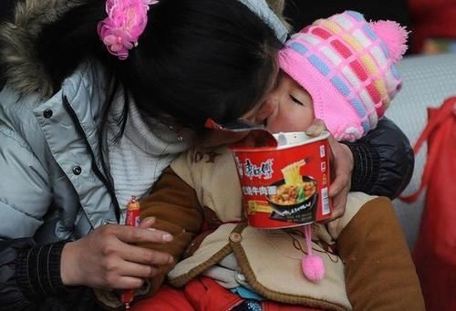 食物|辅食添加处处是“坑”,别被它的“好处”蒙蔽了,小心伤娃不自知