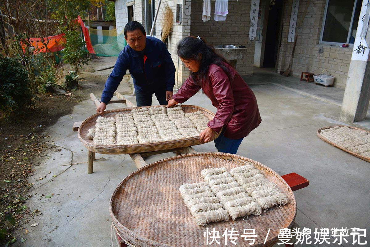 装修|楼房建成10年不装修，47岁村民在屋内铺满粉丝，儿子很争气