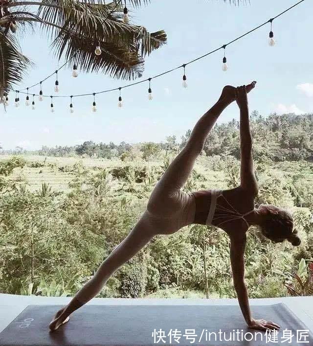 燃脂|24岁瑜伽美女博主,拥有200万粉丝,仅一张自拍照都价值上万