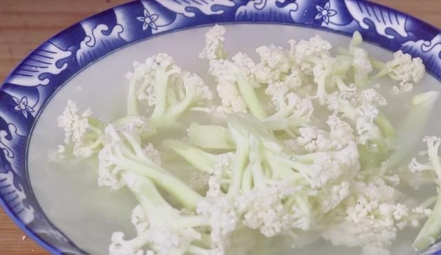 面糊|花菜里淋两个鸡蛋简单一做，没想到这么好吃，营养又解馋