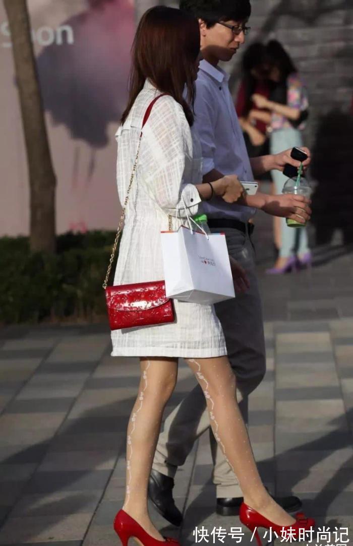 火辣 街拍:打扮很清新的性感成熟少妇,红色高跟鞋很亮眼,火辣的内心