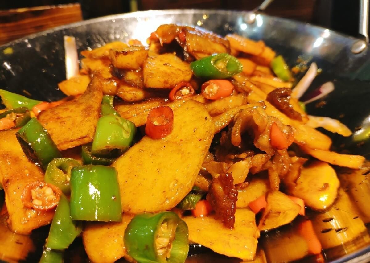 干锅土豆片，软糯香甜超下饭，鲜香入味的美食，做法简单的家常菜