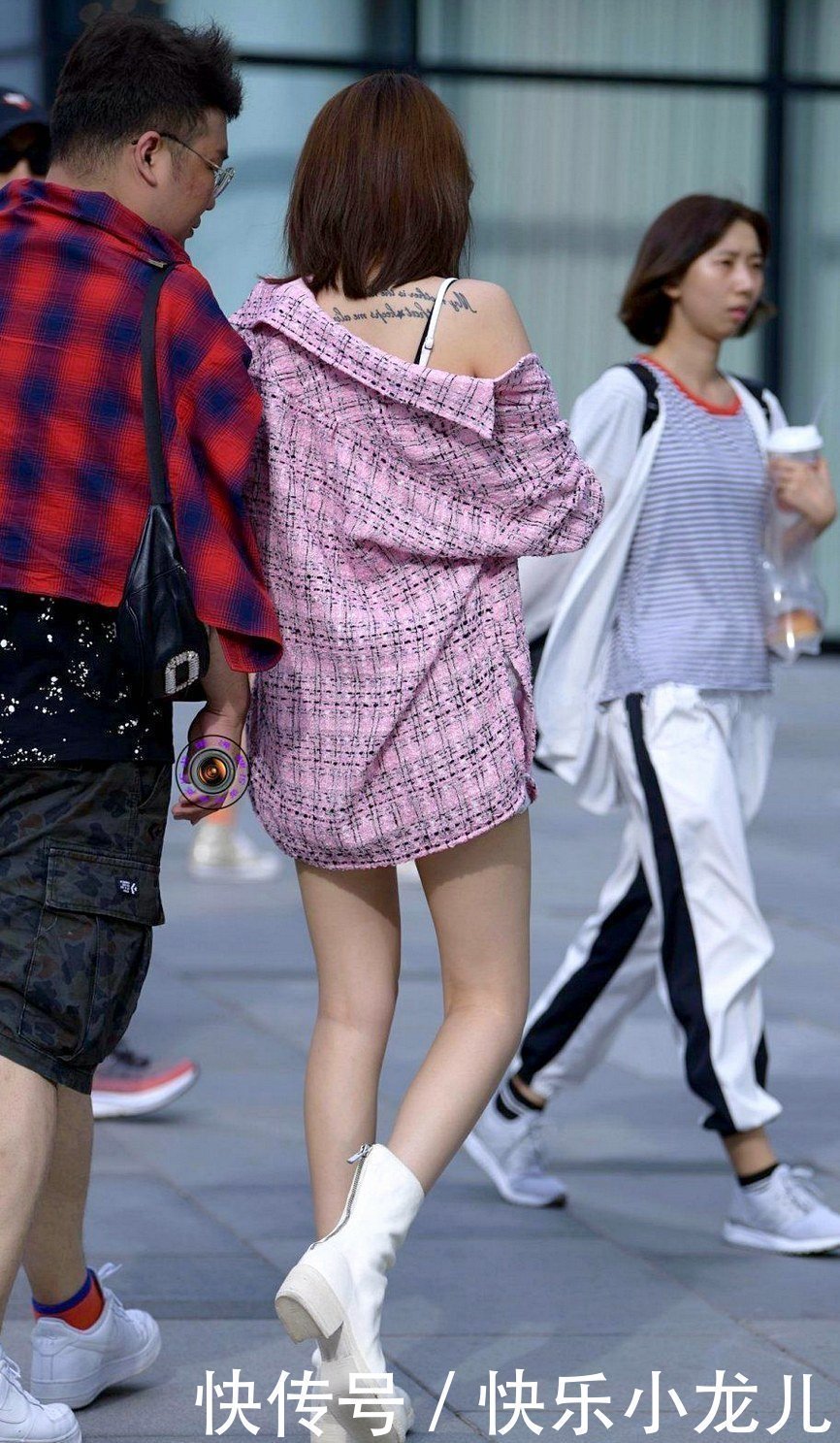 搭配牛仔短裤和粉色衬衫,有想不到的成熟美