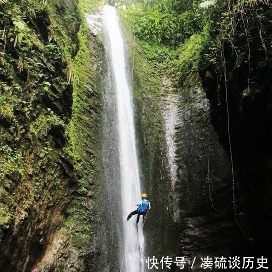 速降|两驴友挑战网红瀑布速降，卡在瀑布中间，双双溺亡