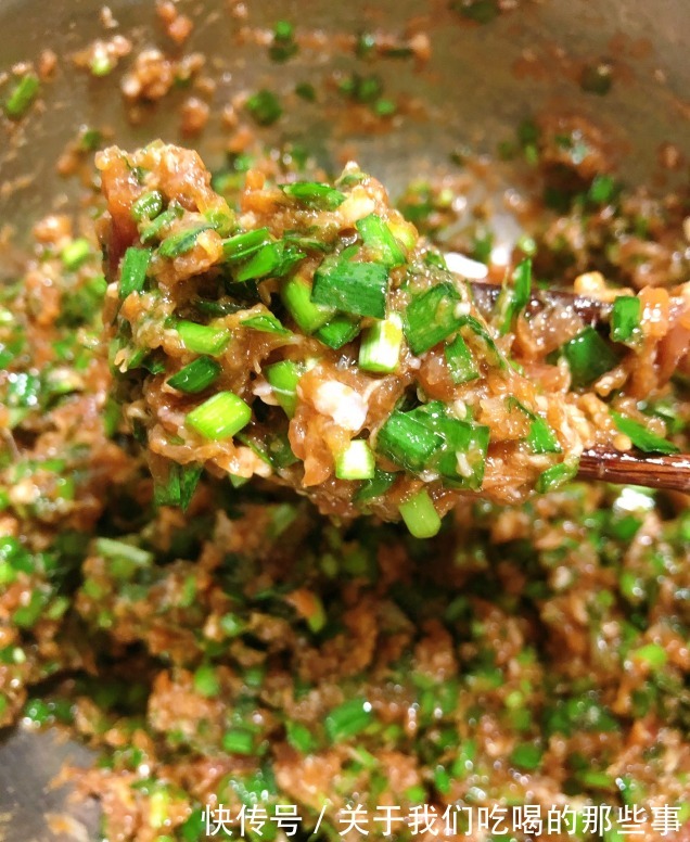 调肉饺子馅，为啥总是又腥又干，很难吃？原来没掌握3个关键技巧