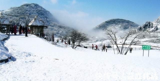 冰雪|瀑布“冻成”网红,许多人冒着严寒欣赏,形成了奇妙的冰雪奇观