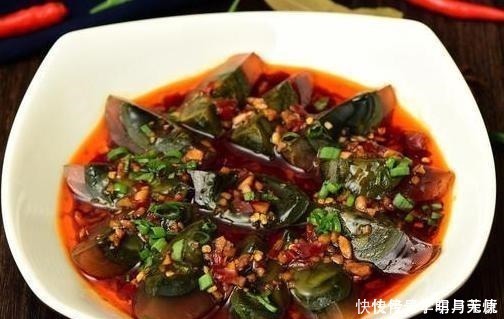 凉拌皮蛋时,3种调料缺一不可,很多人不懂,难怪皮蛋难吃不入味