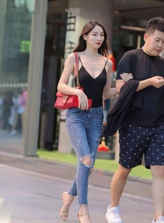 街拍,小姐姐紧身牛仔裤搭配黑色背心,清凉又美丽