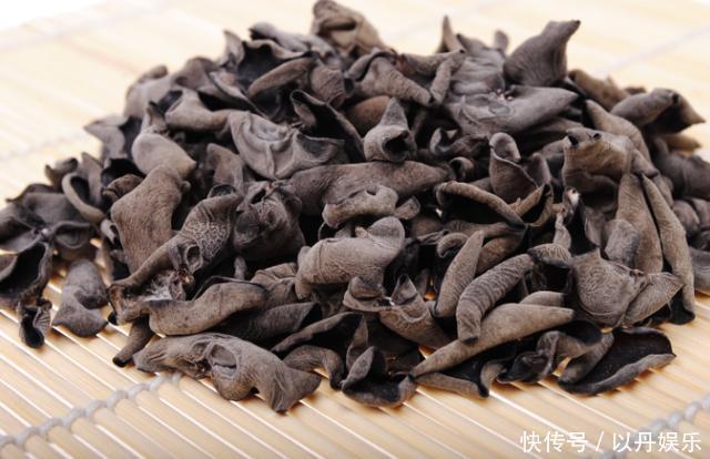 泡木耳时10个人9人错,饭店厨师常用的办法,木耳泡得又快又干净