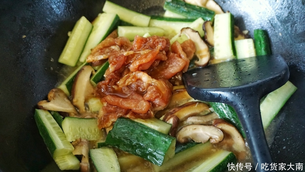 香菇和黄瓜的完美搭配,清新爽口还下饭,全家都爱吃