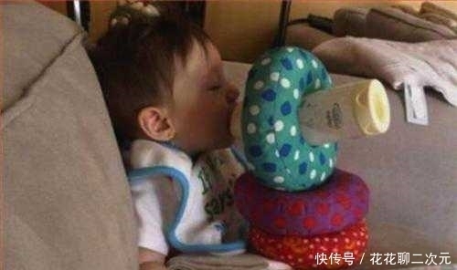 搞笑宝宝系列：都不要打扰我，让我先眯一会，这样子太逗了