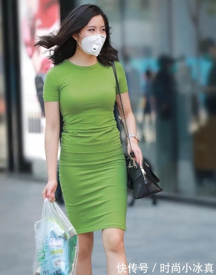 小蛮腰 简单服饰也能美得很轻松,大方得体又有气质,展现满满的优雅韵味