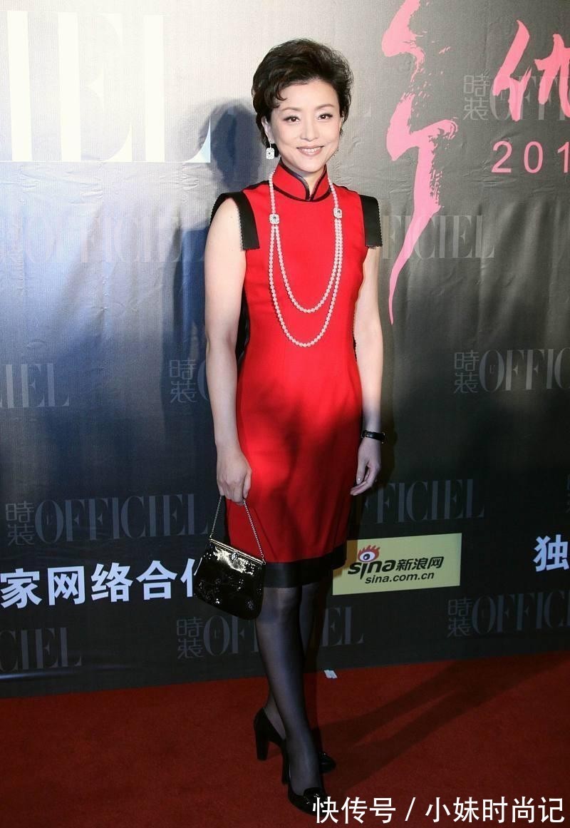 红色|杨澜也有“不端庄”的时候,红色大衣挺优雅的,配上黑丝略显俗气