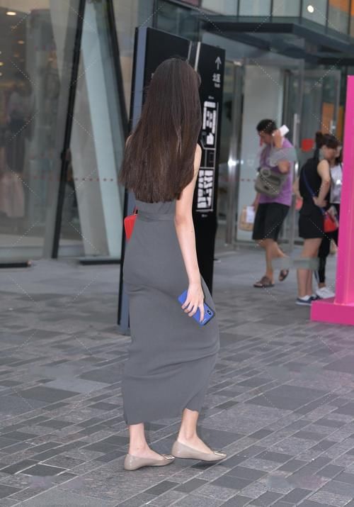 美女穿搭：灰色连衣裙，现代前卫，简约得体