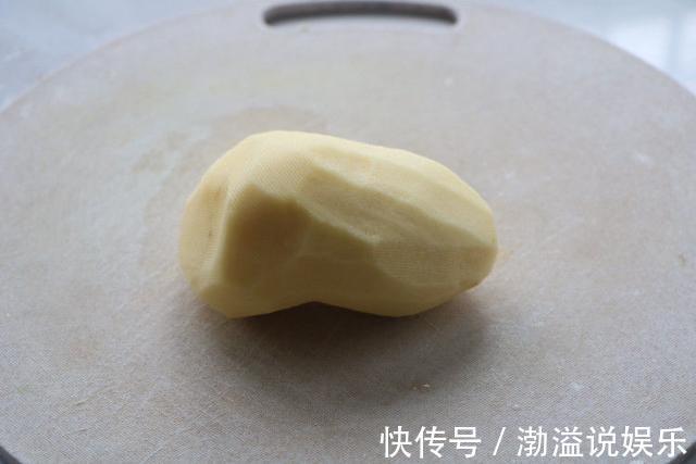 外酥里嫩的早餐饼，2个土豆3个蛋煎一煎，一上桌就被孩子扫光