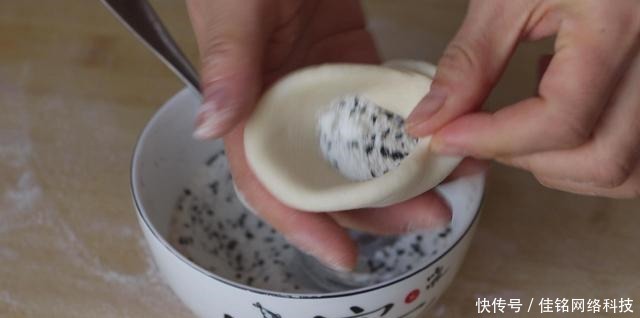 面粉最过瘾的做法,开水一烫,不炸不烤,柔软香甜个个鼓大泡